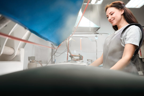 洗衣办公室职员用蒸汽压机烘干和熨烫衣服图片下载