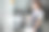 洗衣女工打开干洗机，把脏衣服装进去图片下载