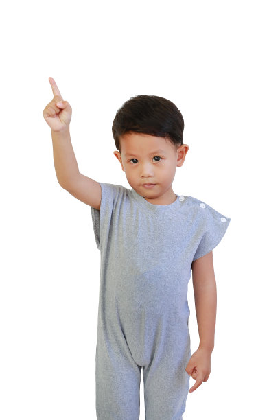 3岁左右的亚洲男婴，看着镜头，食指向上，孤立在白色背景上，带有剪辑路径图片下载