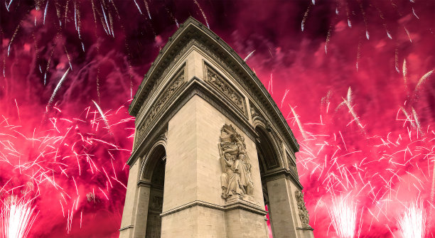 法国巴黎凯旋门上空五颜六色的庆祝烟花图片下载