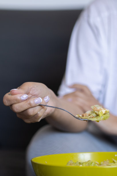正在吃沙拉的匿名女人，健康饮食理念，竖版图片图片下载