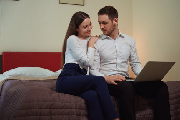 年轻夫妇在旅馆房间里休息图片下载