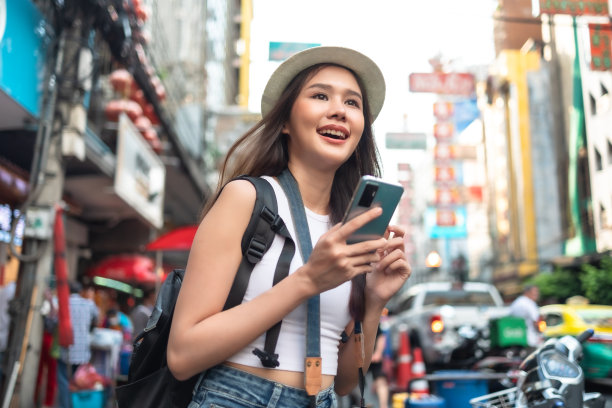 年轻的成年亚洲女性背包旅行者走在唐人街。旅游女孩们正在享受曼谷美丽的地方。图片下载
