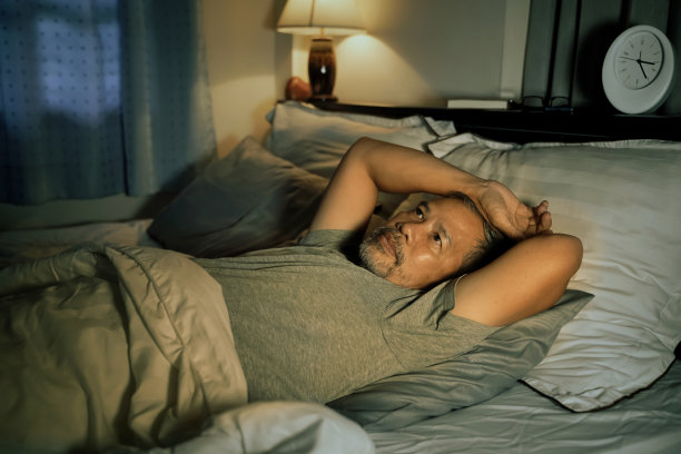 沮丧的老人和压力躺在床上失眠图片下载