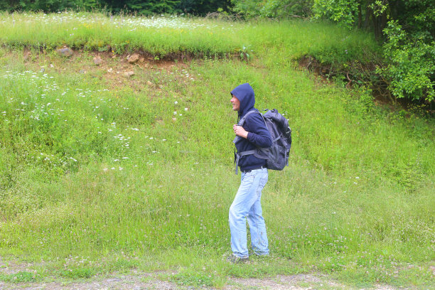 在雨天的春日徒步旅行图片下载