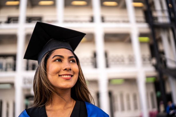 一个年轻的女毕业生对毕业典礼的沉思图片下载