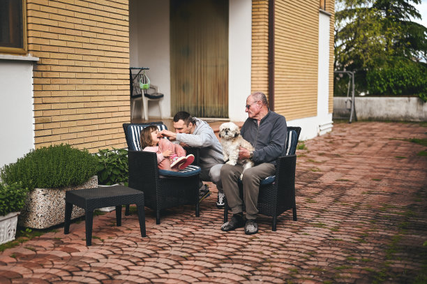 一家人在户外的家庭露台上共度时光。图片下载