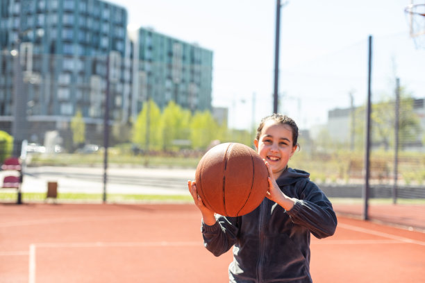 漂亮的女孩投篮和打篮球图片下载