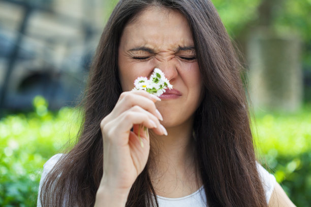 患有春季过敏症的年轻女子图片下载
