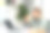 亚洲女人在办公室吃汉堡。图片下载
