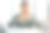亚洲女人在办公室吃汉堡。图片下载