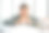 亚洲女人在办公室吃汉堡。图片下载