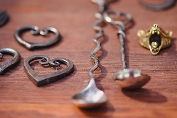 自制用铸铁和青铜做成心形的首饰图片下载