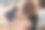 后视图，年轻的女程序员在笔记本电脑上写程序代码，而坐在现代共同工作图片下载