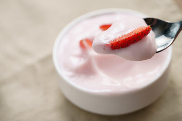 用勺子吃有机草莓酸奶图片下载