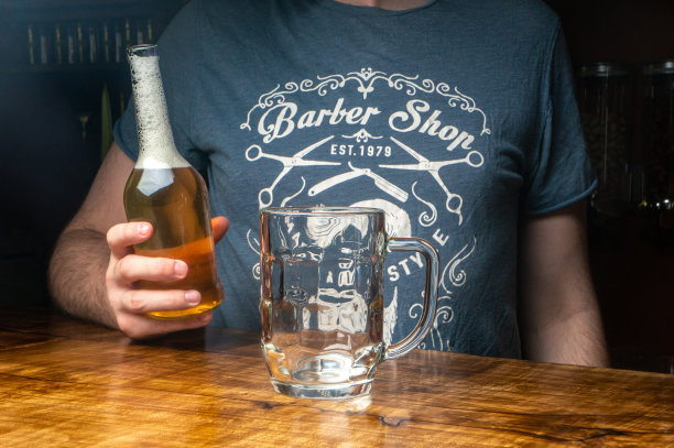 啤酒是从瓶子里倒进啤酒杯的图片下载