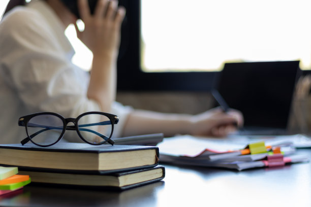 摆放在办公桌上的眼镜是为远视人士工作和阅读文件时准备的眼镜。为了正常视力而戴眼镜的概念图片下载