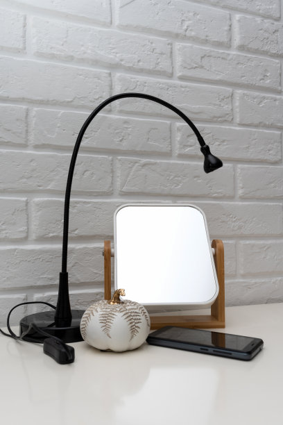 台灯。镜子。装饰墙图片下载