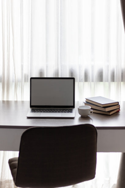 笔记本电脑适合在线工作，因为这是公司允许在家工作的时候。通过在线系统使用笔记本电脑在家工作的概念。文本复制空间图片下载