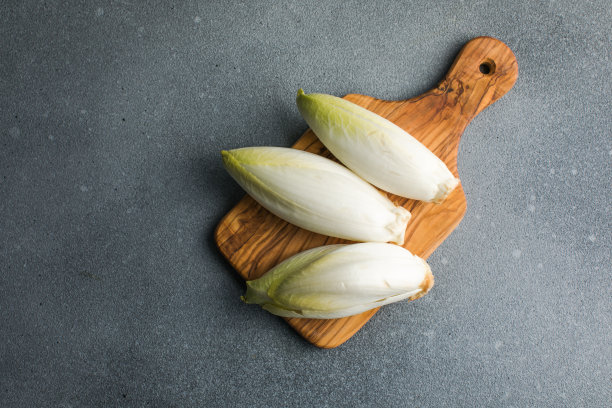 菊苣沙拉孤立在白色背景上图片下载