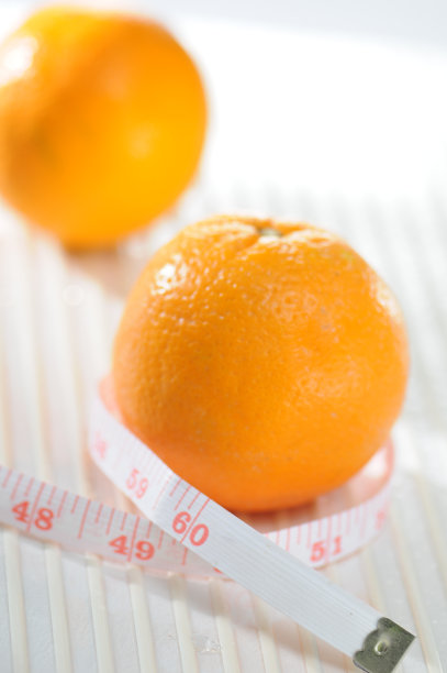 各种新鲜水果的照片为插图的饮食和营养的文章图片下载