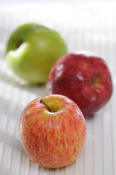 各种新鲜水果的照片为插图的饮食和营养的文章图片下载