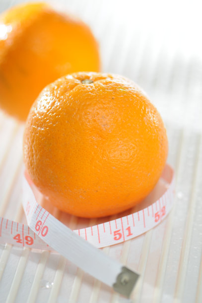 各种新鲜水果的照片为插图的饮食和营养的文章图片下载