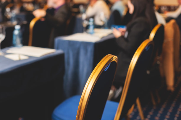 在现代会议厅的听众听讲师讲课，在大师班、公司商务研讨会、会议活动场所的会议上，人们一起听演讲者讲课图片下载