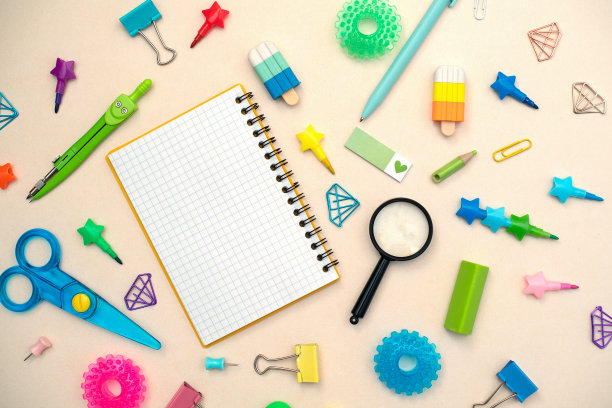 不同的文具。学生桌文具和教育用品的俯视图。回到学校图片下载