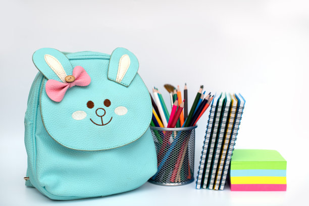 各种办公用品。书桌上的文具，学生用的公文包和学习用品。回到学校图片下载