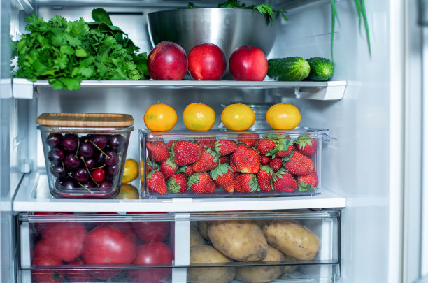打开冰箱装满新鲜蔬果，素食健康食品背景，绿色环保，有机营养，保健养生，减肥理念。图片下载