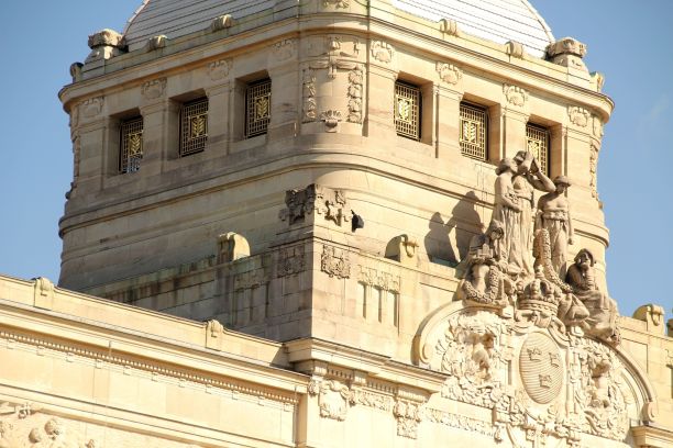 瑞典斯德哥尔摩蓝天下美丽的建筑照片图片下载