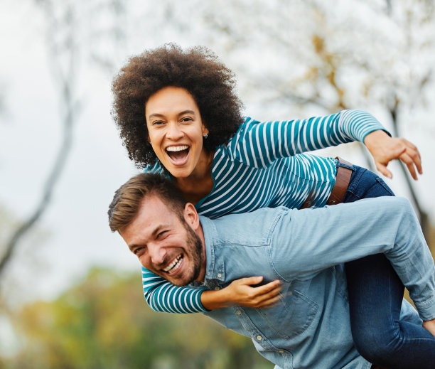 女人夫妇男人幸福的爱情年轻的生活方式在一起有趣的朋友青年团体拥抱背学生友谊教育暑假创业创业团队合作图片下载