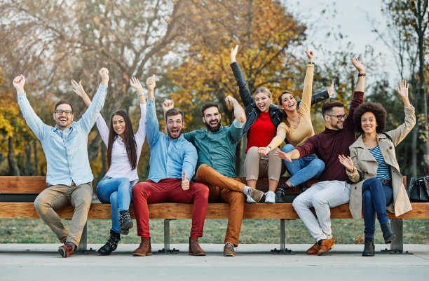 有趣的朋友青春年轻的团体女人生活方式友谊快乐的学生户外一起愉快的幸福教育夏天微笑的男人女孩创业创业图片下载