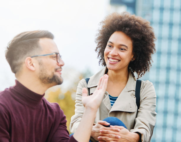 有趣的朋友青春年轻的团体女人生活方式友谊快乐的学生户外一起愉快的幸福教育夏天微笑的男人女孩创业创业图片下载