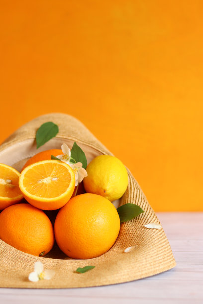 成熟的水果在夏天的帽子里，橘子和柠檬图片下载