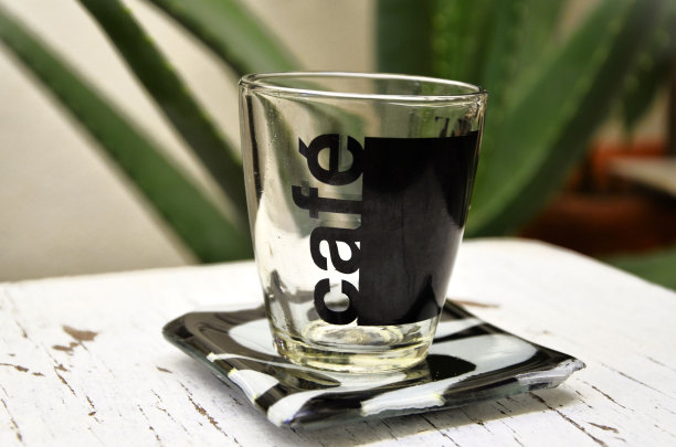 盘子下面有一个玻璃杯，上面写着:咖啡图片下载