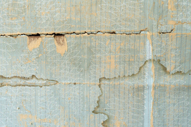 墙上的旧墙纸。旧的撕破的墙纸作为纹理或背景。图片下载