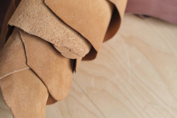 展览展示了一系列采用可持续实践制作的米色皮革样品，突出了向道德来源材料的转变和对可持续奢侈品的追求图片下载