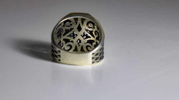 塞尔柱图案银设计戒指图片下载