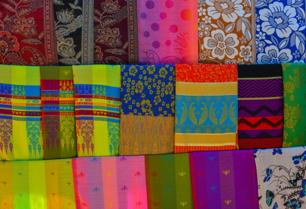 街市上出售的彩色纺织品图片下载