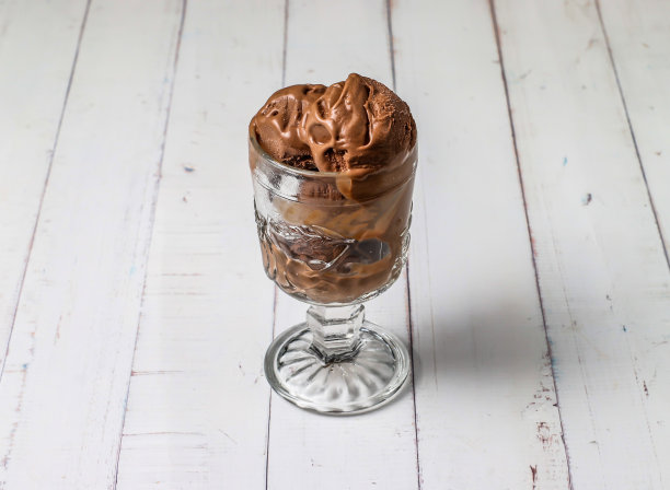 双份法式黑巧克力冰淇淋勺装在杯子里，单独放在桌子上看甜点图片下载