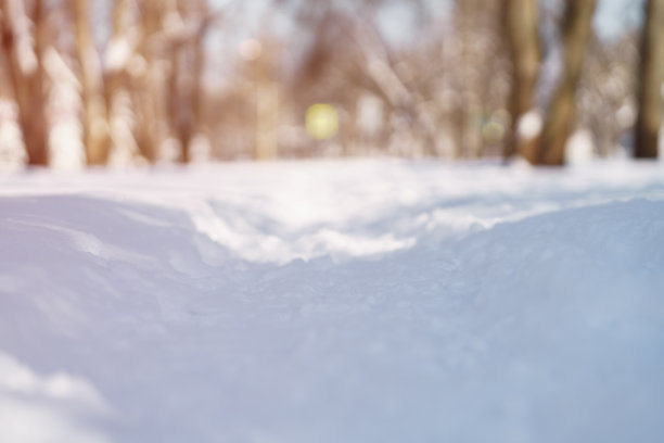 雪后的清晨，镇上的小路被雪踏过图片下载
