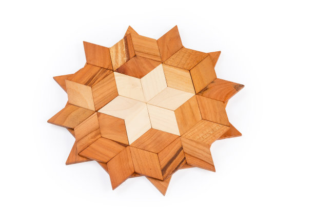 木架下的热厨房用具在白色的背景图片下载