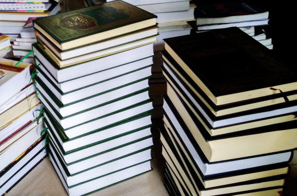 成堆的精装书图片下载