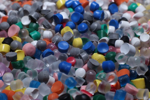 彩色塑料聚合物颗粒为背景。图片下载