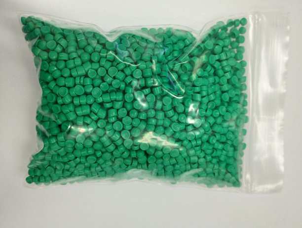 绿色的塑料聚合物颗粒作为背景。图片下载