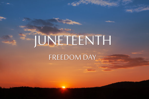 以日出或日落为背景的六月节自由日文字。自1865年以来。图片下载