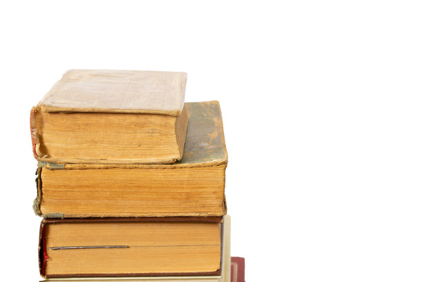 一堆旧书在一个孤立的背景特写上图片下载