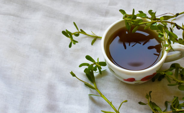 来自婆罗门的草药治疗茶在木制背景上图片下载